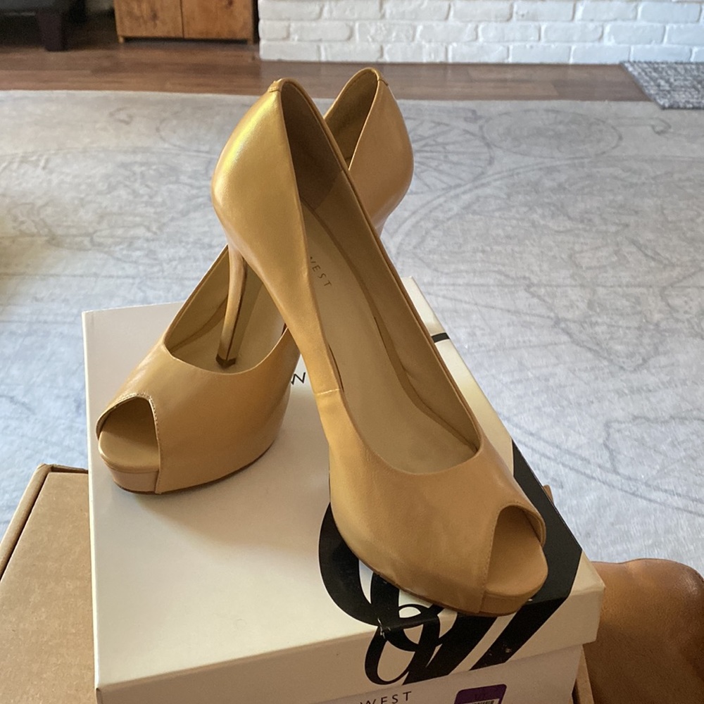 Nine West nude peep toe